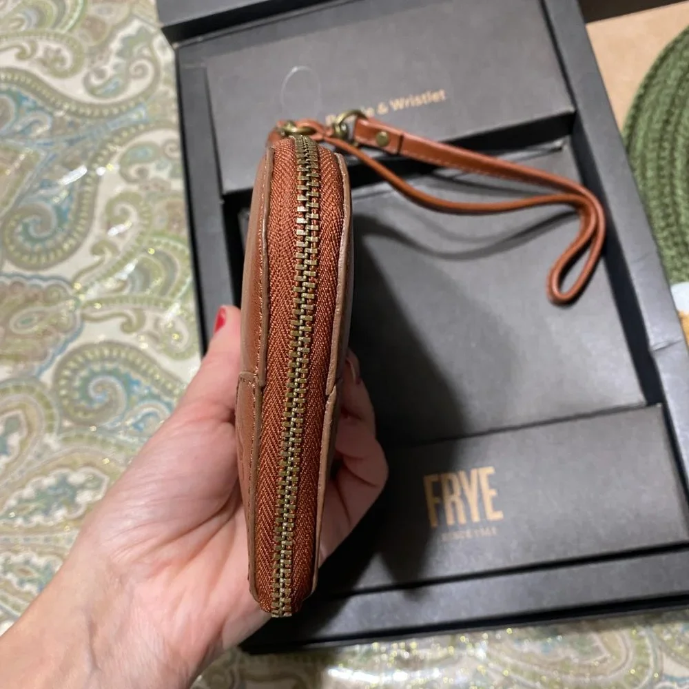 ⭐️ SALE⭐️ Nwt Frye Gift set - Picture 5 of 6